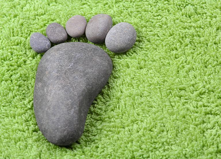 Stopa ułożona z kamieni